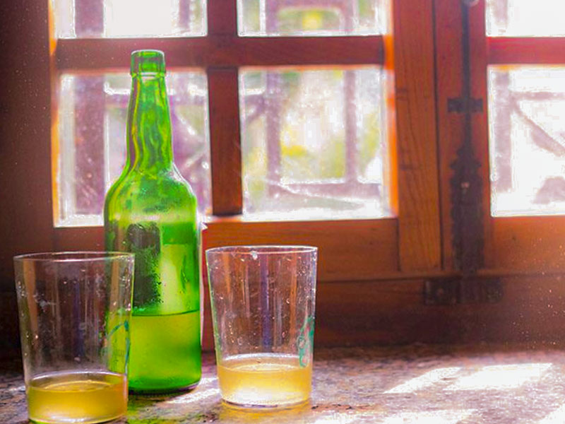 Vasos y botella de sidra asturiana